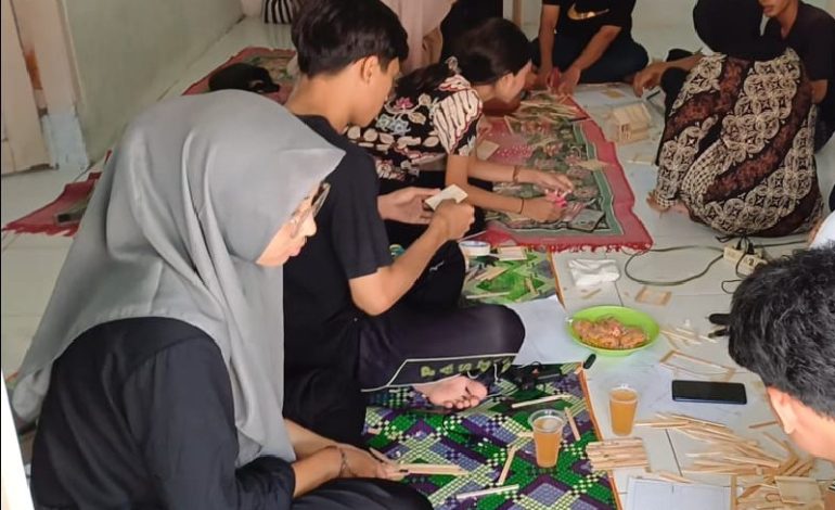  Mahasiswa KKN Unila Manfaatkan Barang Bekas Produk Inovatif Desa Belambangan Penengahan