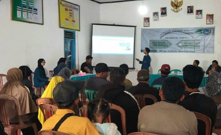 Mahasiswa KKN Unila Edukasi Warga Kampung Setia Negara Cegah Beragam Penipuan Daring