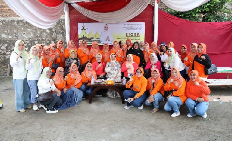  Riana Sari Arinal Salurkan Bantuan Sembako Program Siger di Langkapura Bandar Lampung