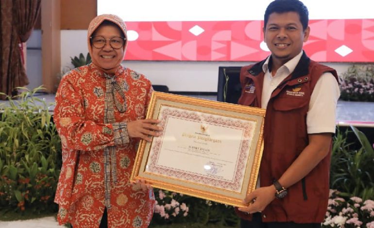  Korwil Program Keluarga Harapan Lampung Slamet Riyadi Terima Penghargaan Mensos