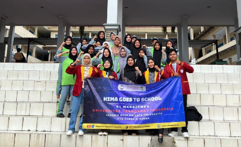  Universitas Teknokrat Indonesia Tajamkan Digital Marketing Siswa SMK Gajah Mada
