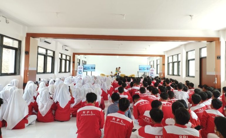  SMK Telkom Lampung Salurkan Infak untuk Palestina lewat Safari Dongeng LAZDAI Peduli