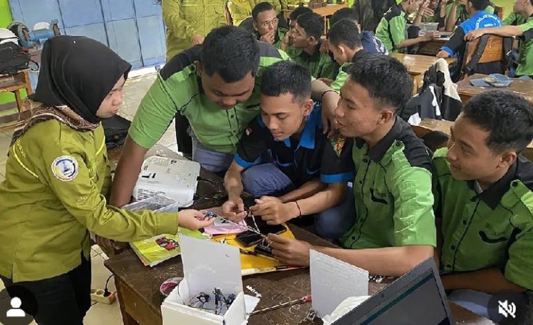  Universitas Teknokrat Indonesia Latih Siswa SMKN 2 Bandar Lampung Buat Pendeteksi Kebakaran