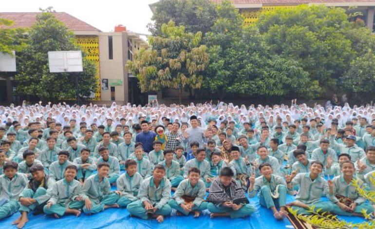  SMPN 32 Bandar Lampung Berikan Infak Terbaik untuk Palestina Melalui Safari Dongeng