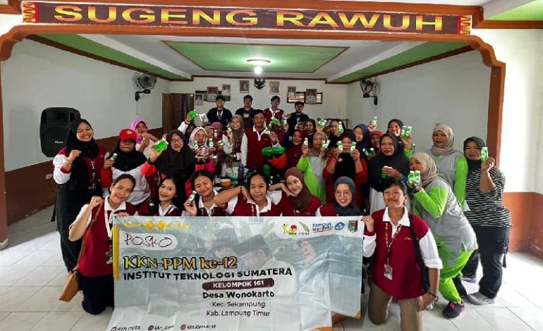  Mahasiswa KKN Itera Latih Anggota PKK Desa Wonokarto Sekampung Bikin Sabun Cuci Piring