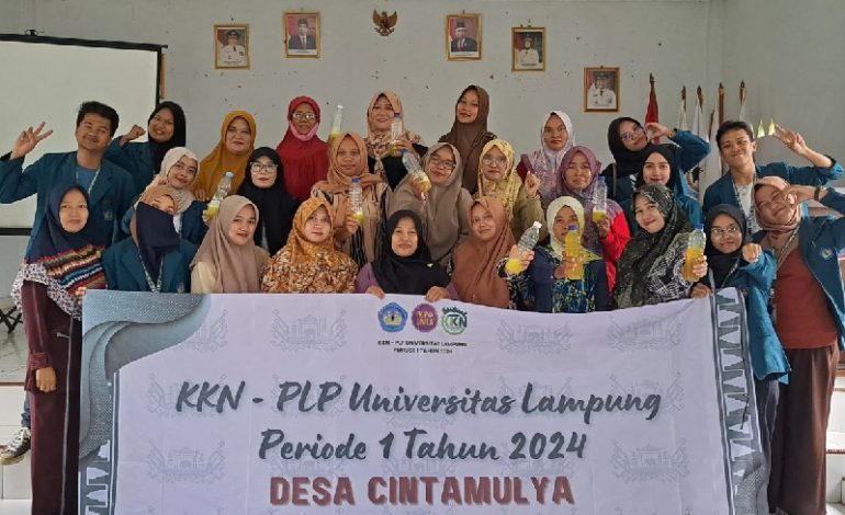  Mahasiswa KKN Unila Latih Pegiat UMKM Desa Cintamulya Buat Sabun Cuci Piring Ekstrak Daun Mangga