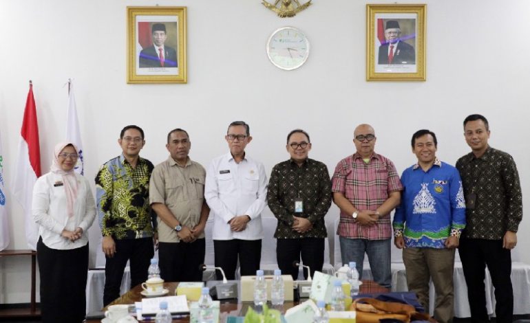  Sekdaprov Lampung Fahrizal Darminto Pimpin Rapat Persiapan Pemberian Paritrana Award 2023