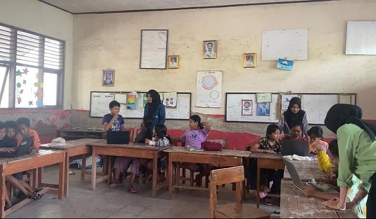  Mahasiswa KKN Unila Beri Pembelajaran TIK di SDN 2 Balinuraga