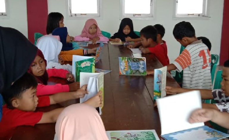 Mahasiswa KKN Unila Bikin Pojok Baca di Desa Belambangan Penengahan, Anak-Anak Antusias