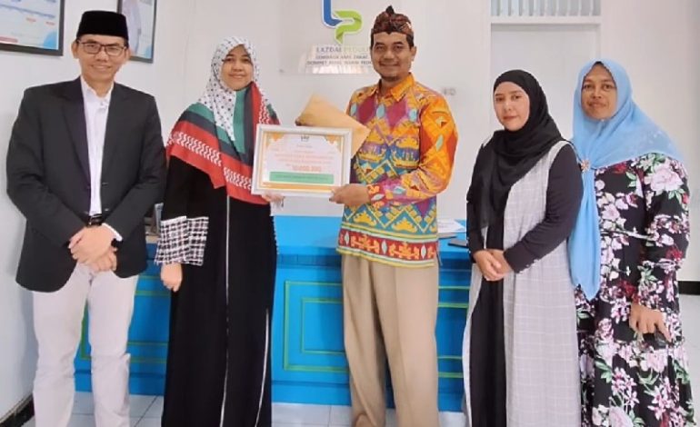  Anggota DPRD Lampung Ade Utami Dampingi Anggota Kuntum Bunga Serahkan Donasi untuk Warga Gaza Palestina