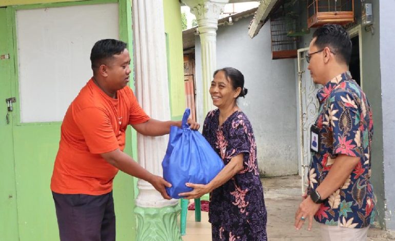  BPS Lampung Salurkan Paket Sembako untuk Masyarakat Sekitar