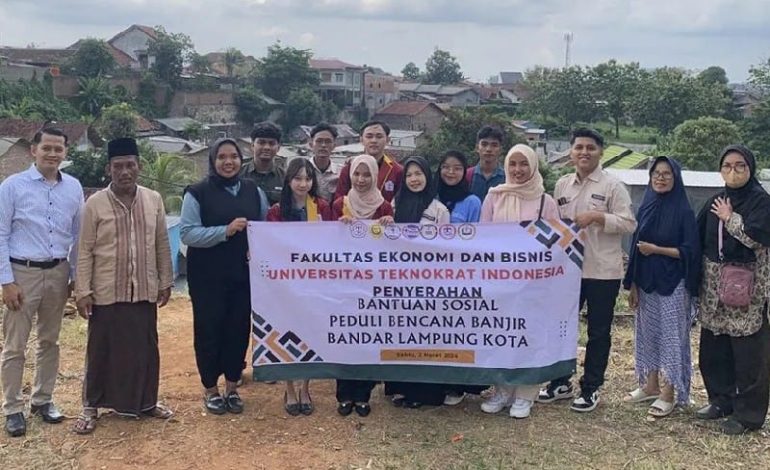  Universitas Teknokrat Indonesia Serahkan Donasi untuk Warga Bandar Lampung Terdampak Banjir