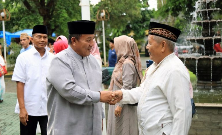  Gubernur Arinal Berbuka Bersama Warga Metro, Serahkan Sepeda Motor dan Dana untuk Masjid