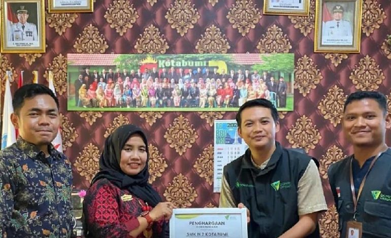  SMKN 2 Kotabumi Salurkan Donasi Palestina melalui Dompet Dhuafa Lampung