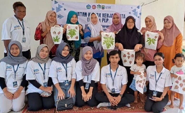  Mahasiswa KKN Unila Pelatihan Pembuatan Batik Daun di Desa Belambangan Penengahan