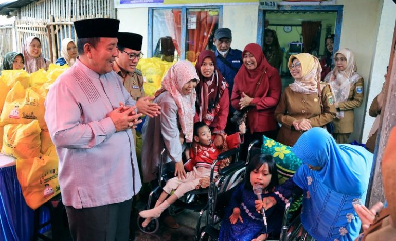  Gubernur Arinal Luncurkan Operasi Pasar Beras dan Serahkan Kursi Roda di Kota Metro