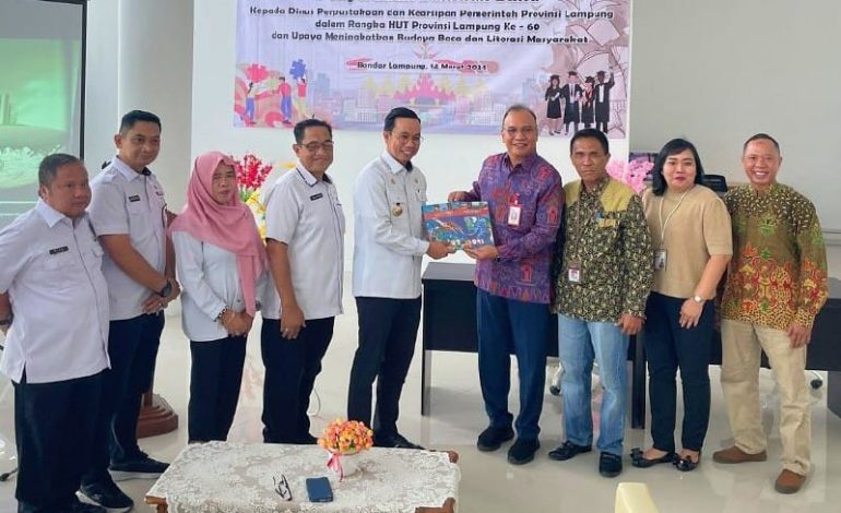  Dinas Perpustakaan dan Kearsipan Provinsi Lampung Terima Bantuan Buku OJK