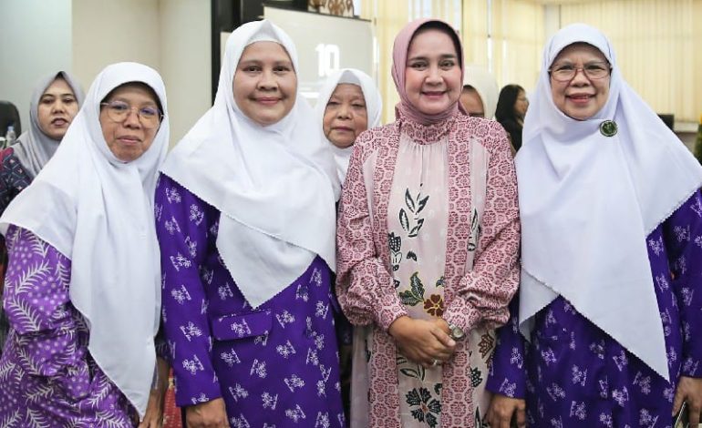  Riana Sari Arinal Hadiri Pelantikan dan Rakerwil Wanita Islam Provinsi Lampung