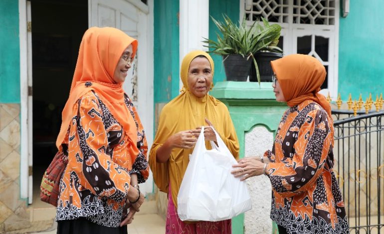  Riana Sari Lepas Anggota LKKS Bagi Paket Makanan Berbuka Puasa di Bandar Lampung