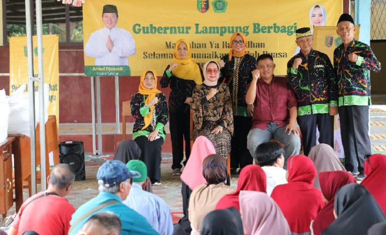  Riana Sari Arinal Bagikan Takjil Komunitas Disabilitas Sensorik Netra SLB Bina Insani Gedongmeneng