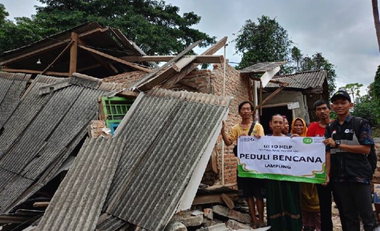  IZI Lampung-Warga Perumahan Taman Suropati Bantu Pemilik Rumah Rusak Terdampak Banjir