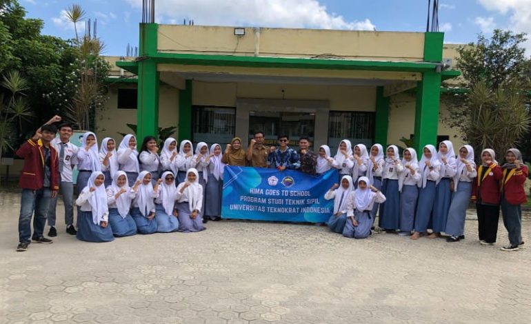  Universitas Teknokrat Indonesia Latih Siswa SMKN 7 Bandar Lampung Buat Rangka Jembatan