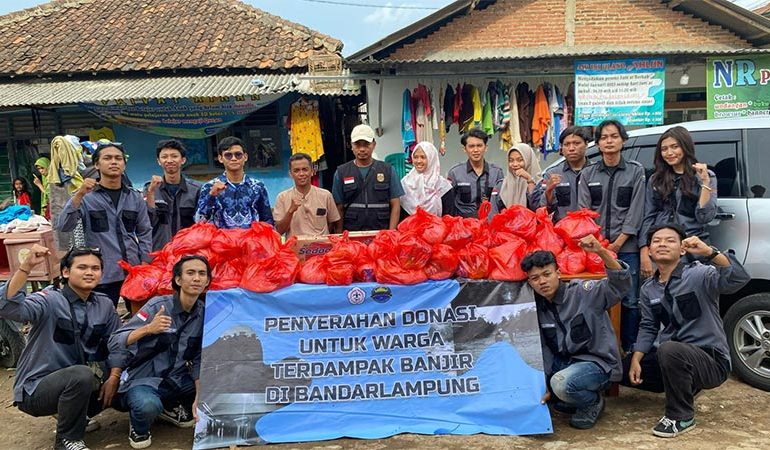  Peduli Bencana Banjir, Hima Teknik Sipil Teknokrat Salurkan Bantuan Sembako