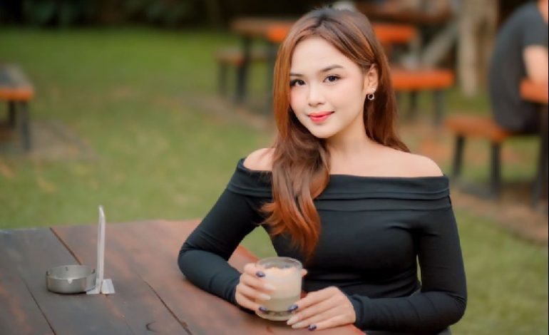  Salvia Kamila, Model Lampung Penyuka Warna Hitam