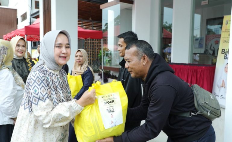  Riana Sari Arinal dan Dharma Wanita Persatuan BPSDM-Disperkim Cipta Karya Gelar “Beli&Bagi”