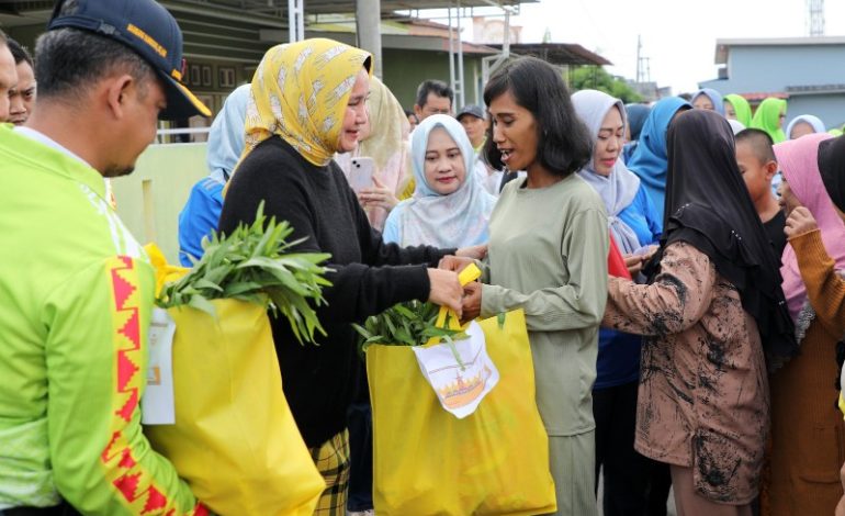  Riana Sari Salurkan Sembako Siger Warga Terdampak Banjir Tanjung Jati Telukbetung Barat