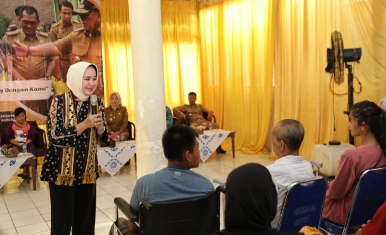  Riana Sari Arinal Serahkan Bantuan Yansos Jejama bagi Difabel Abung Barat Lampung Utara
