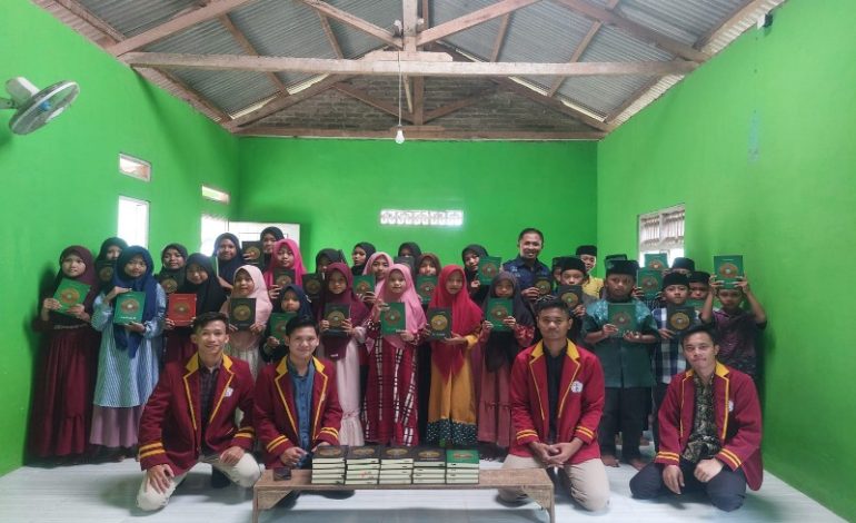  Universitas Teknokrat Indonesia Serahkan Alquran Wakaf ke TPA Nurul Fathon Natar Lampung Selatan