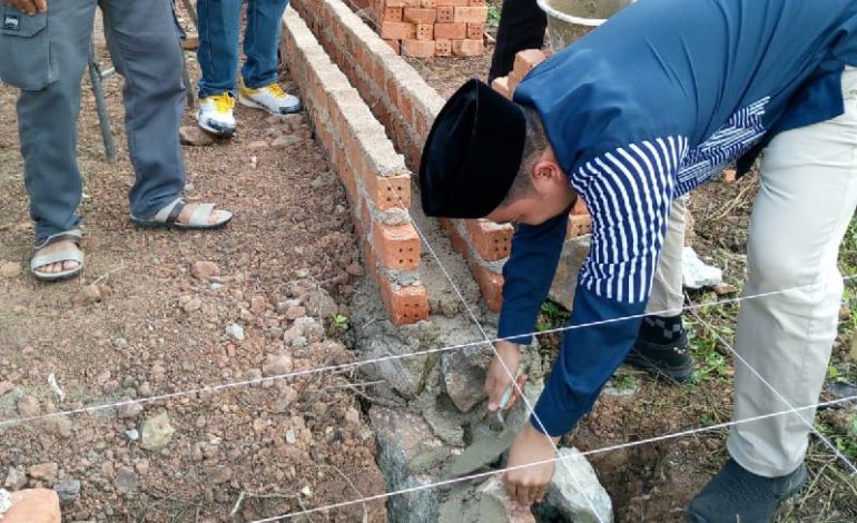  Bareng Camat Panjang, Agus Widodo Peletakan Batu Pertama Musala Baitul Hikmah Kampung Karang Agung Way Lunik