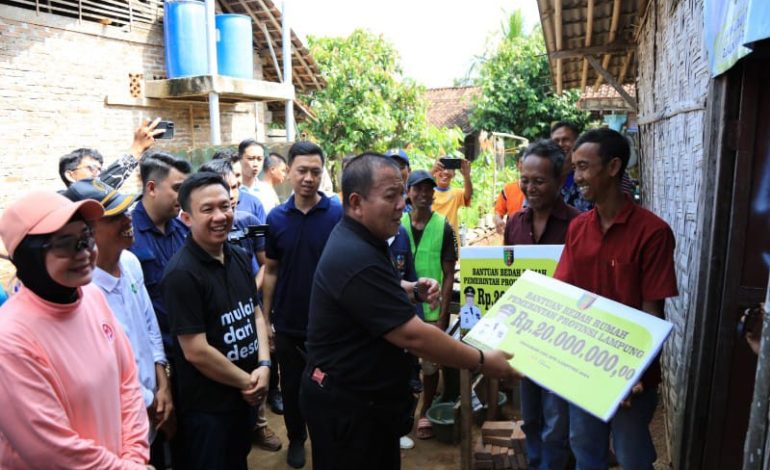  Gubernur Lampung Bantu Bedah Rumah Warga di Pringsewu