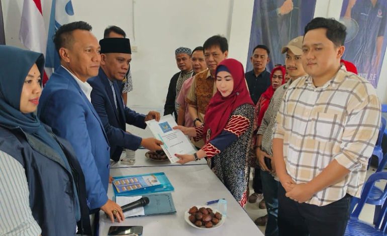  Dewi Handajani Kembalikan Berkas Bakal Calon Bupati Tanggamus ke Partai Nasdem