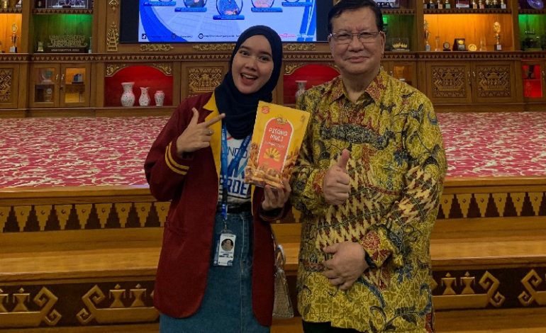  Foto Bareng Rektor Universitas Teknokrat Indonesia Nasrullah Yusuf, Dinda Indah Jelita Cerita Pengalaman Magang di “Si Bintang Buah”