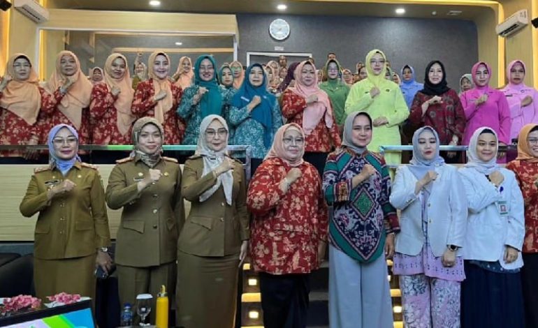  Riana Sari Buka Seminar Kesehatan di RSUD Abdul Moeloek