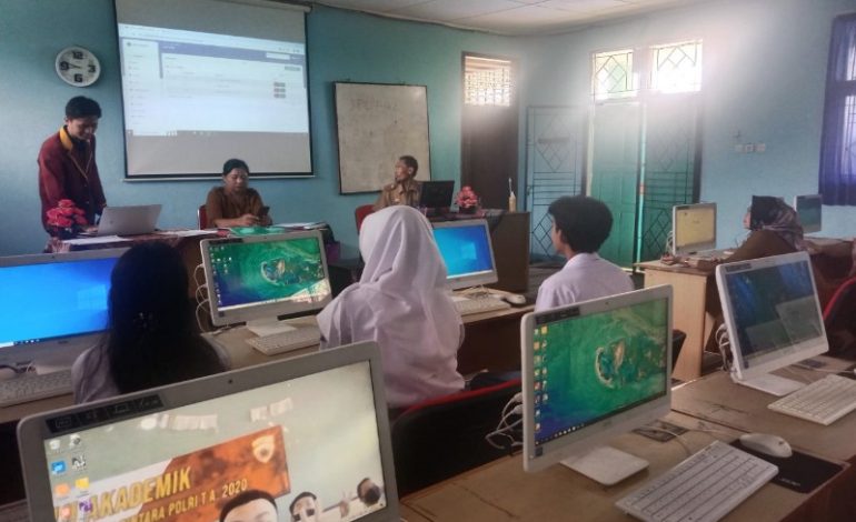  Mahasiswa Universitas Teknokrat Indonesia Serahkan Skripsi Sistem Informasi Presensi Kode QR Berbasis Mobile