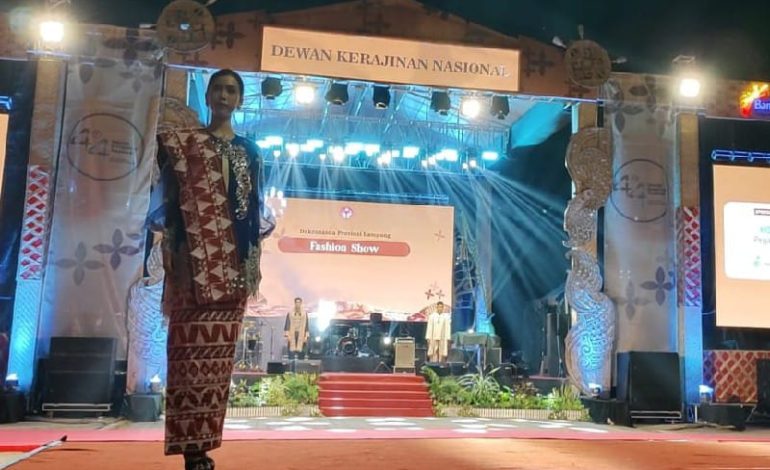  Pakaian Maduwaro Dipadu Sulam Jelujur-Tapis Pukau Pengunjung Ekspo UMKM Pamedan Pura Mangkunegaran Surakarta