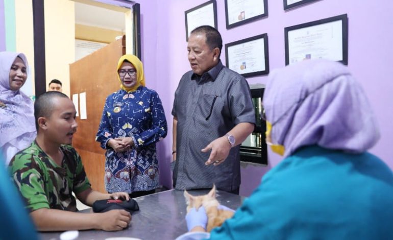  Gubernur Arinal Tinjau Vaksinasi Rabies dan Pemberian Vitamin Gratis