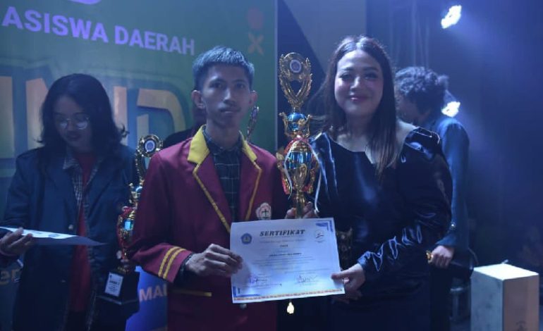  Fauzi Mahasiswa Universitas Teknokrat Indonesia Juara I Penulisan Cerpen Peksimida, Bintang Pantura Indosiar Masitoh Serahkan Piala