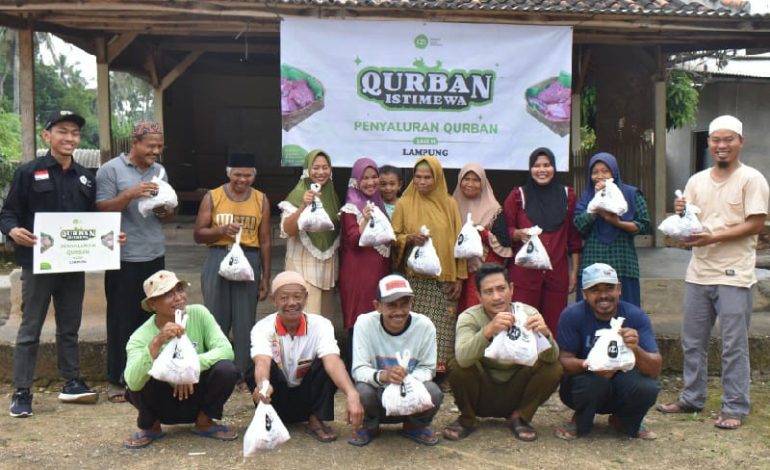  IZI Lampung Distribusikan Daging Kurban di Desa Krawangsari Natar Lamsel