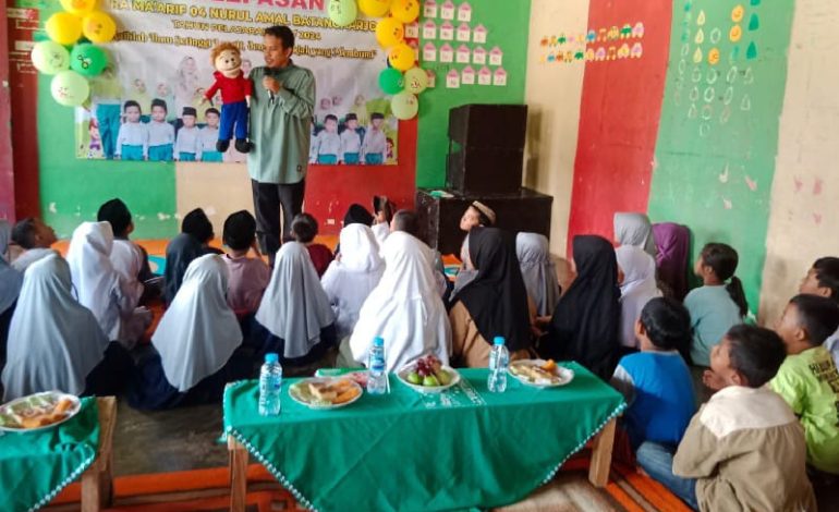  Pendongeng Lampung Jarwo Songha Meriahkan Penglepasan Siswa RA Ma’arif 04 Batangharjo