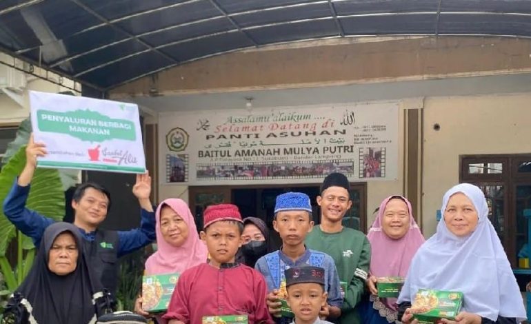  Sambel Alu dan Dompet Dhuafa Lampung Salurkan 100 Nasi Kotak