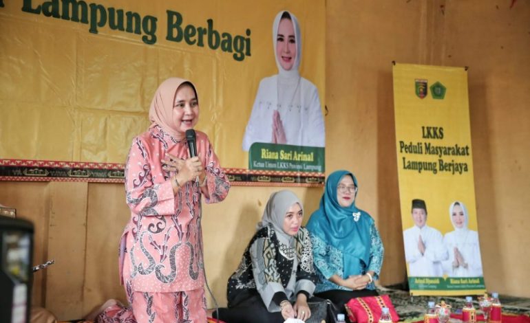  Riana Sari Arinal Bagikan Sembako di Tanggamus