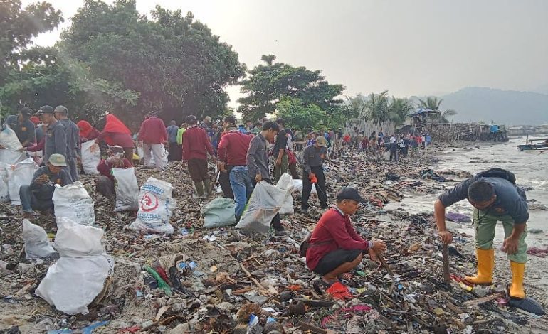  Mitra Bentala Ajak Warga Bersih-Bersih Sampah Pantai Pesisir Panjang Bandar Lampung