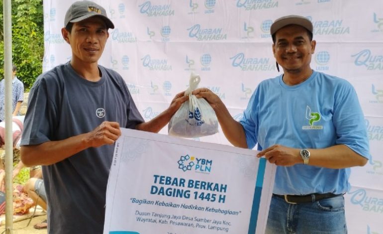  YBM PLN Gandeng LAZDAI Lampung Salurkan Daging Kurban di Desa Sumberjaya Way Ratai Pesawaran