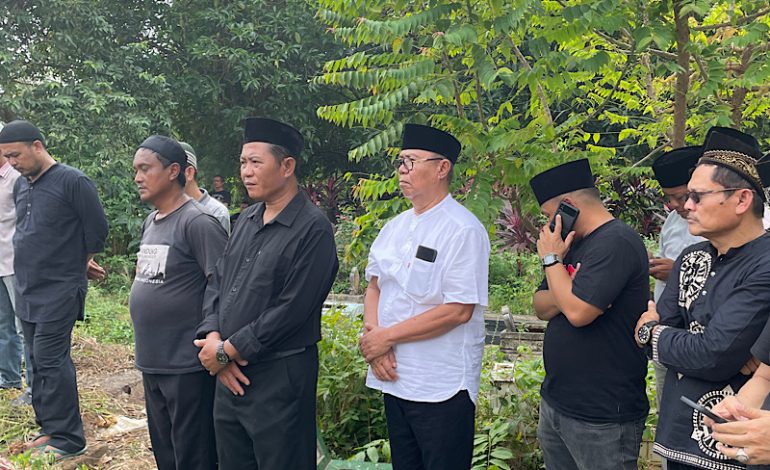  Eks Wakil Gubernur Lampung Bachtiar Basri Hadiri Pemakaman Mursyid Arsyad