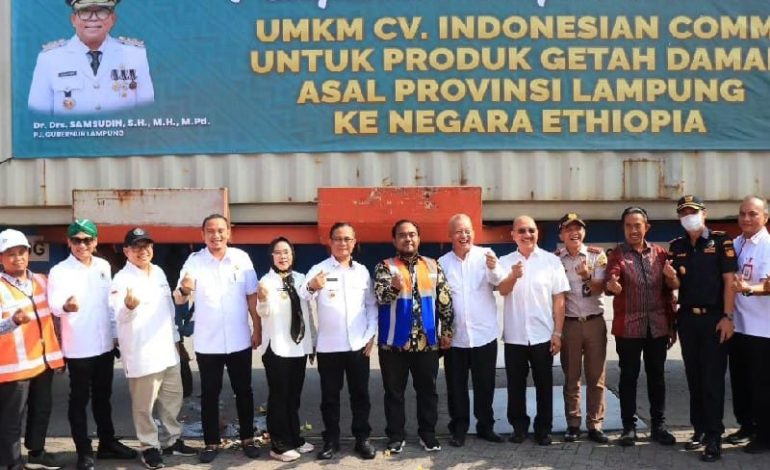  Asisten Administrasi Umum Pemprov Lampung Senen Mustakim Lepas Ekspor Perdana Getah Damar ke Ethiopia