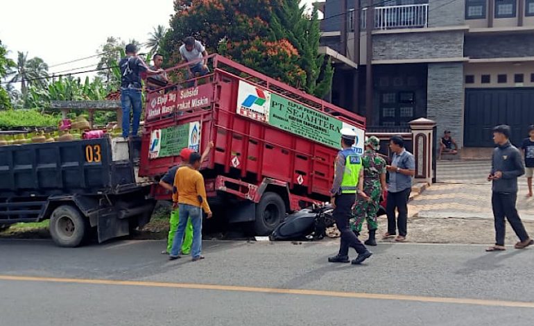  Kecelakaan Libatkan Truk Angkut Tabung Elpiji dan Sepeda Motor di Tanggamus